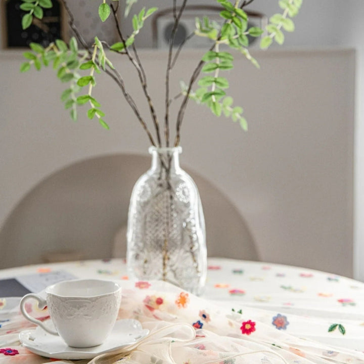 Tischdecke aus Spitze mit gestickten Blumen