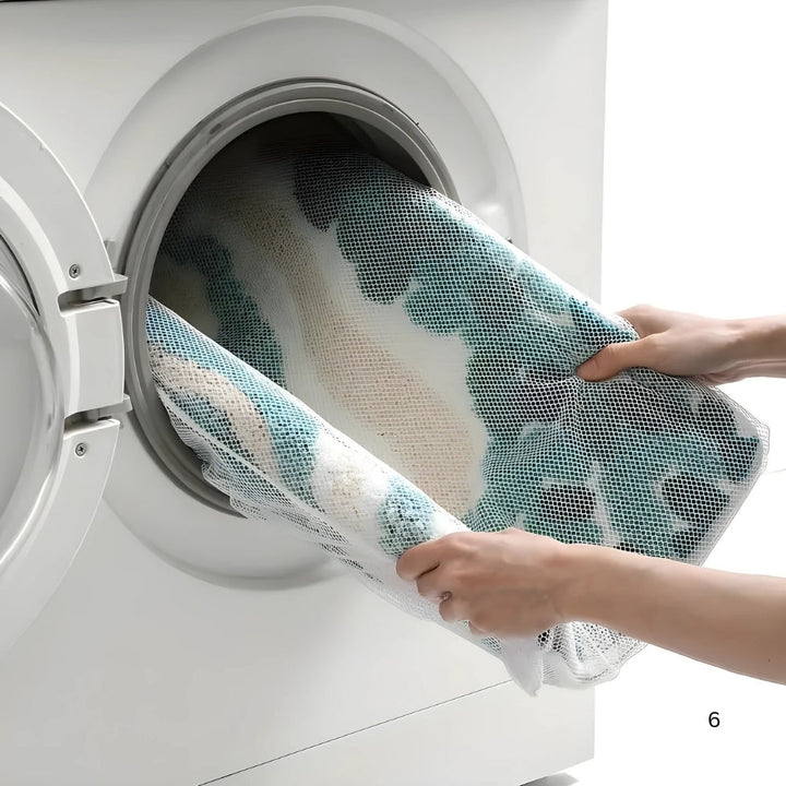 Badematte mit blauem Wellenmuster