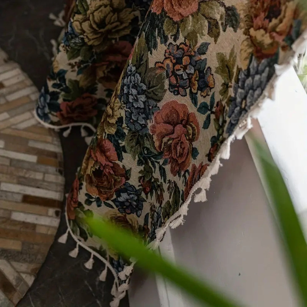 Jacquardgardine mit Rosen und Quasten