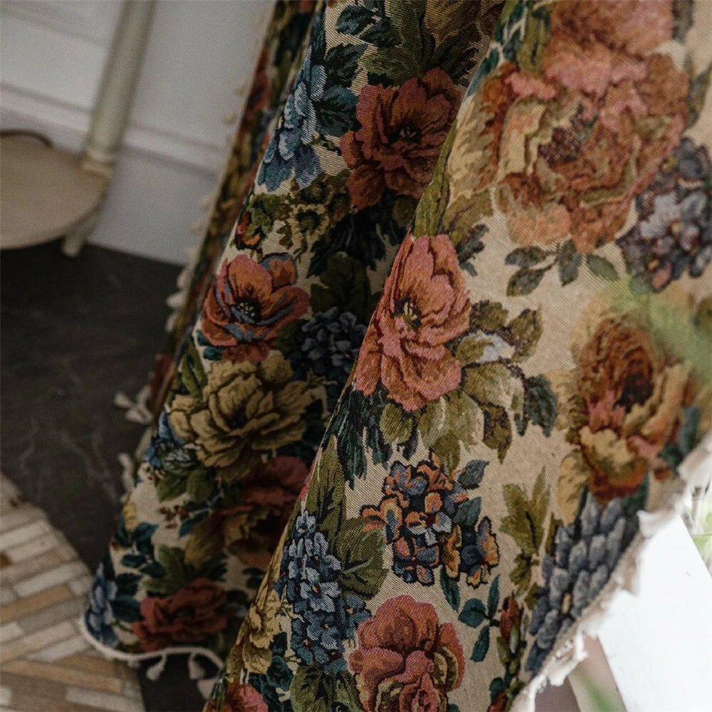 Jacquardgardine mit Rosen und Quasten