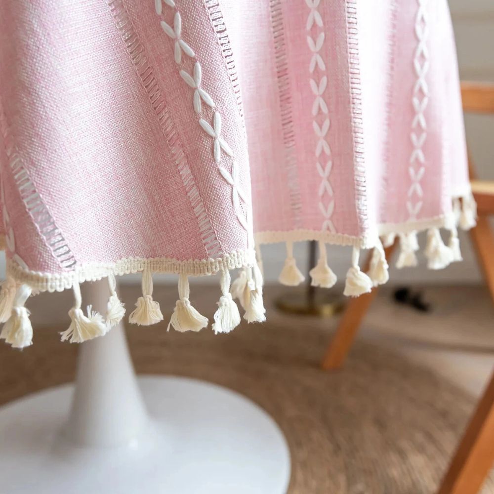 Runde Tischdecke mit besticktem Blättermotiv