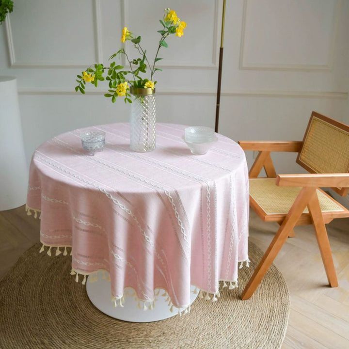 Runde Tischdecke mit besticktem Blättermotiv