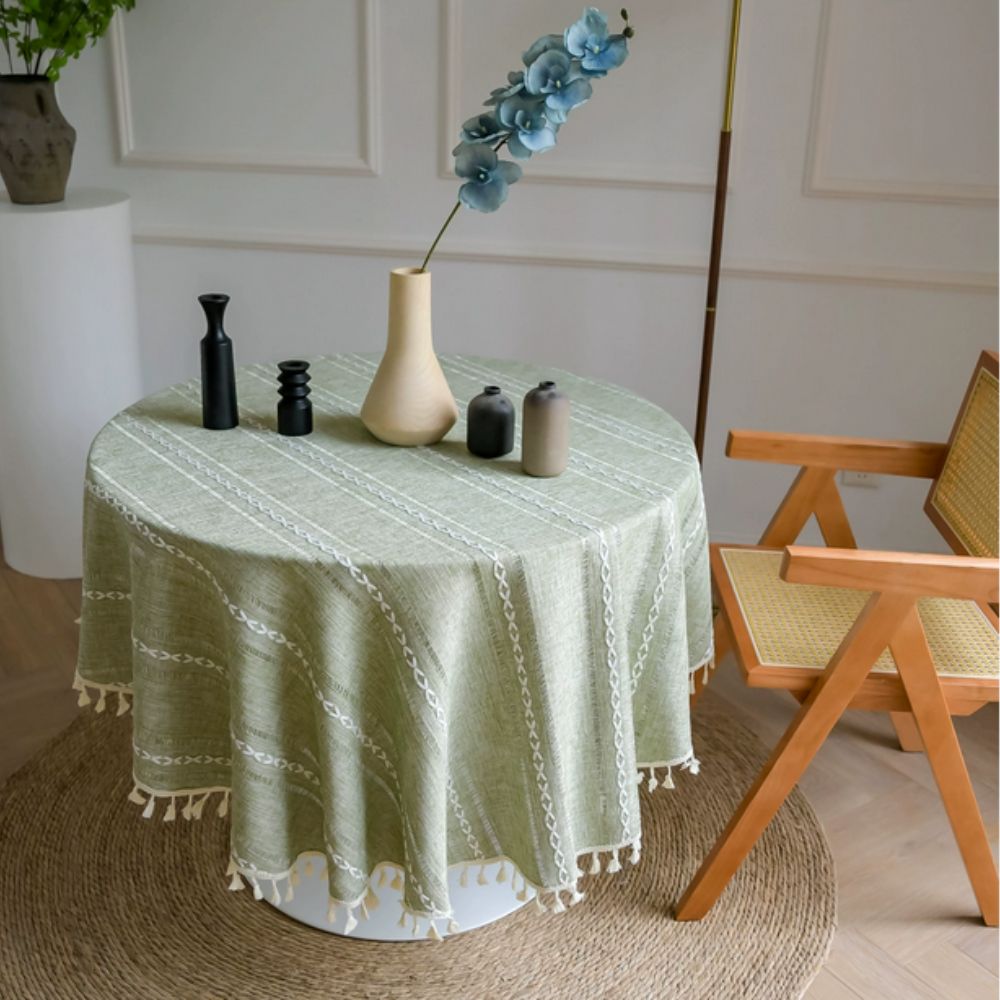 Runde Tischdecke mit besticktem Blättermotiv