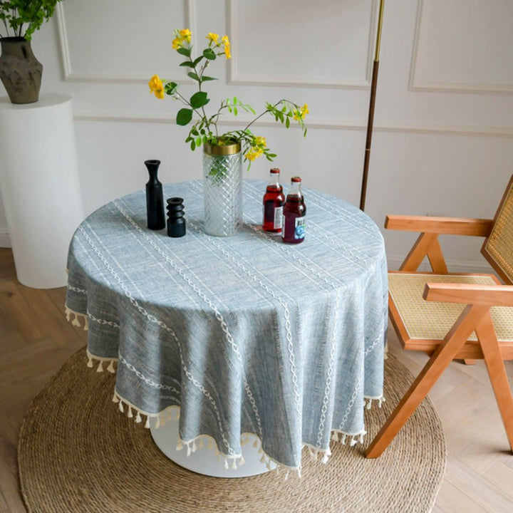 Runde Tischdecke mit besticktem Blättermotiv