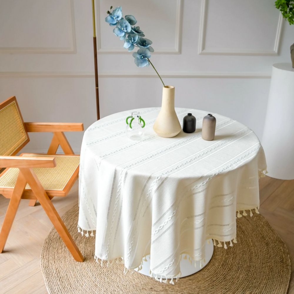 Runde Tischdecke mit besticktem Blättermotiv