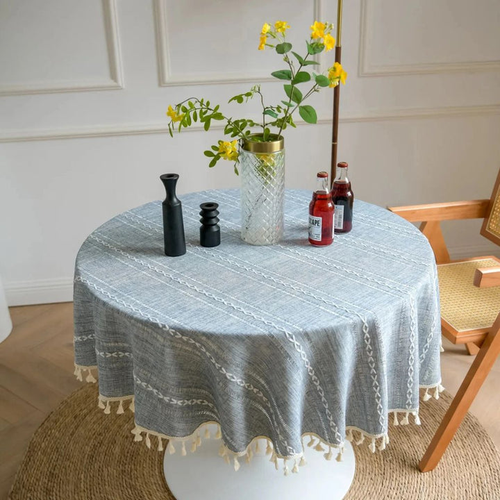 Runde Tischdecke mit besticktem Blättermotiv