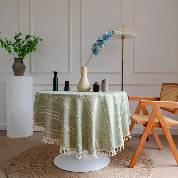 Runde Tischdecke mit besticktem Blättermotiv