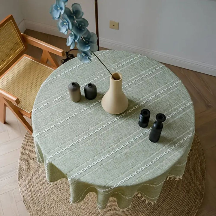 Runde Tischdecke mit besticktem Blättermotiv