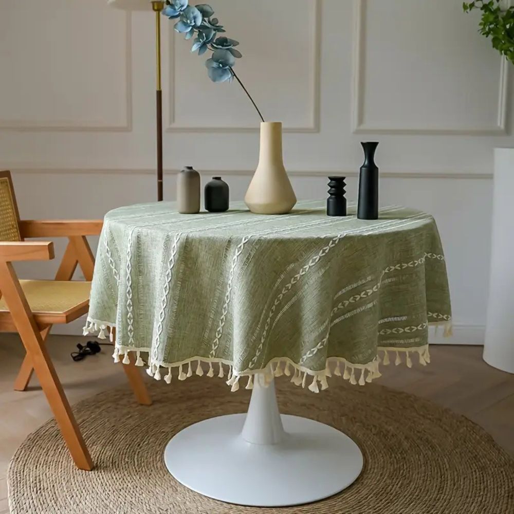 Runde Tischdecke mit besticktem Blättermotiv