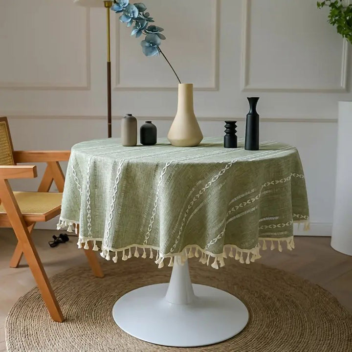 Runde Tischdecke mit besticktem Blättermotiv