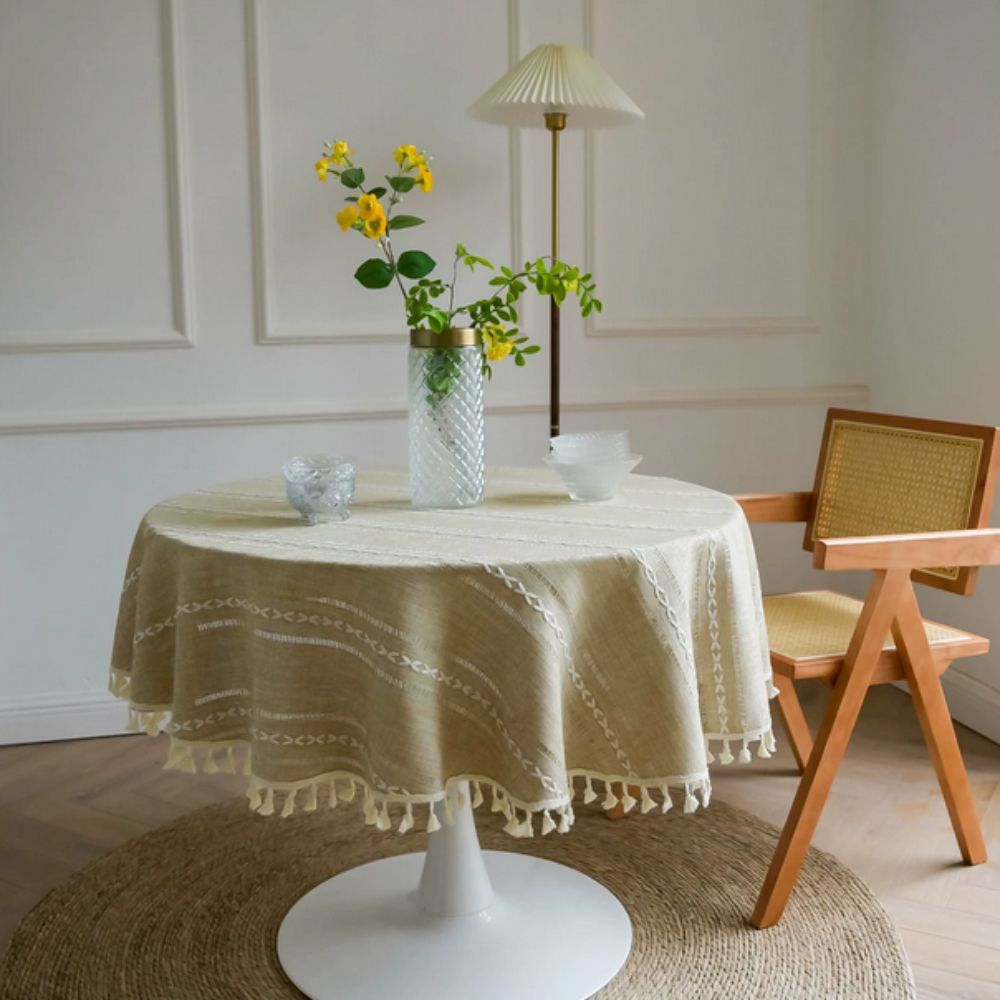 Runde Tischdecke mit besticktem Blättermotiv