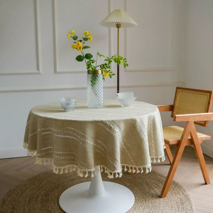 Runde Tischdecke mit besticktem Blättermotiv