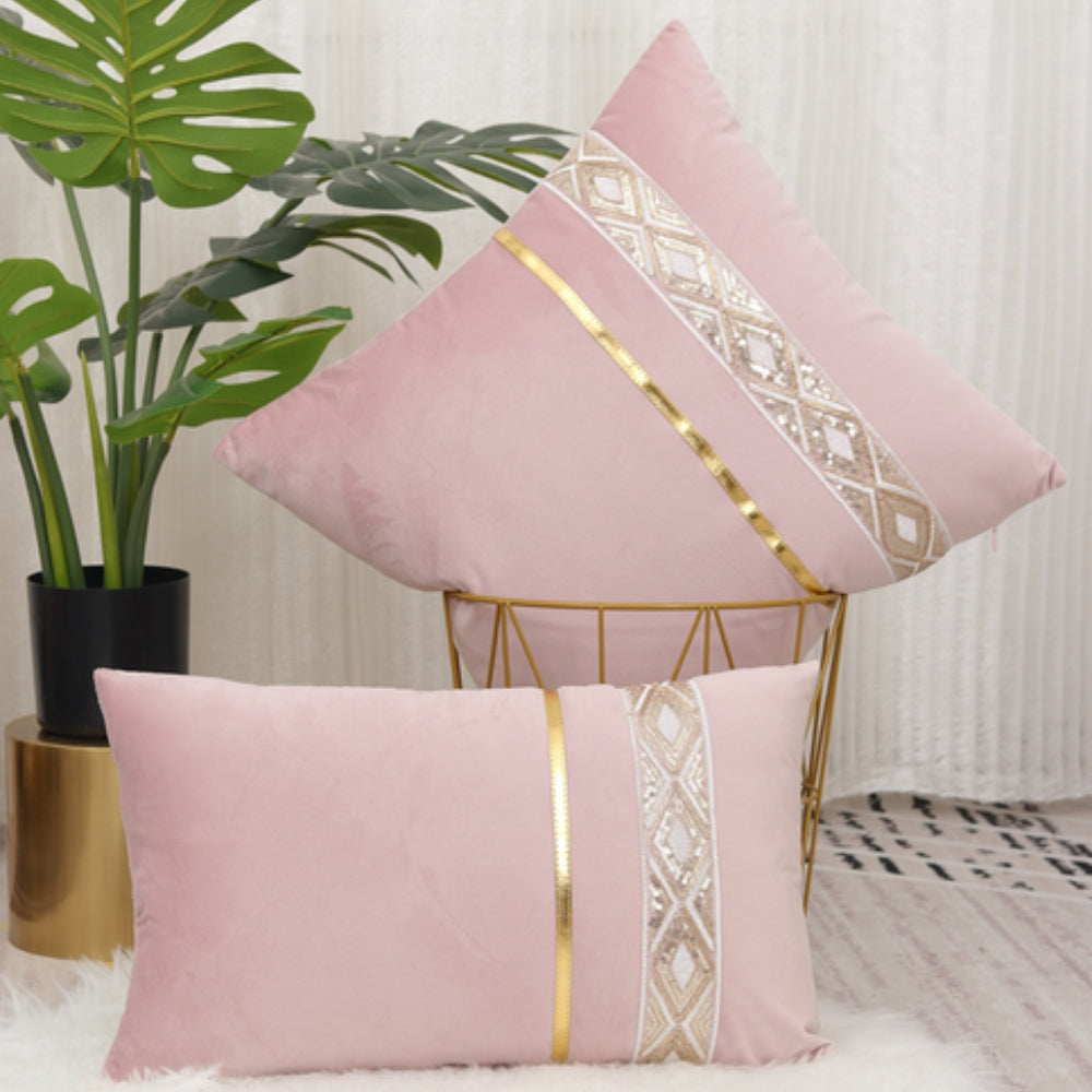 Kissenhülle mit Pailletten und goldenen Bändern