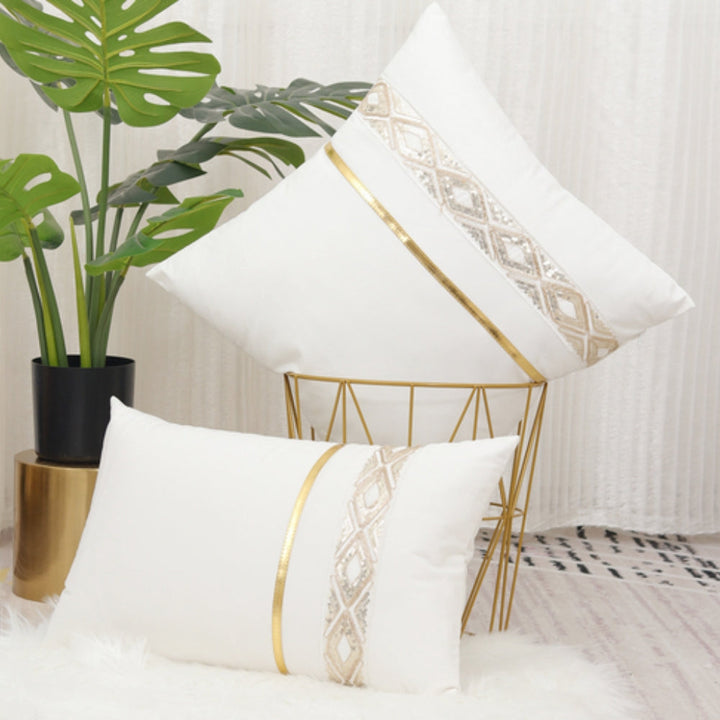 Kissenhülle mit Pailletten und goldenen Bändern
