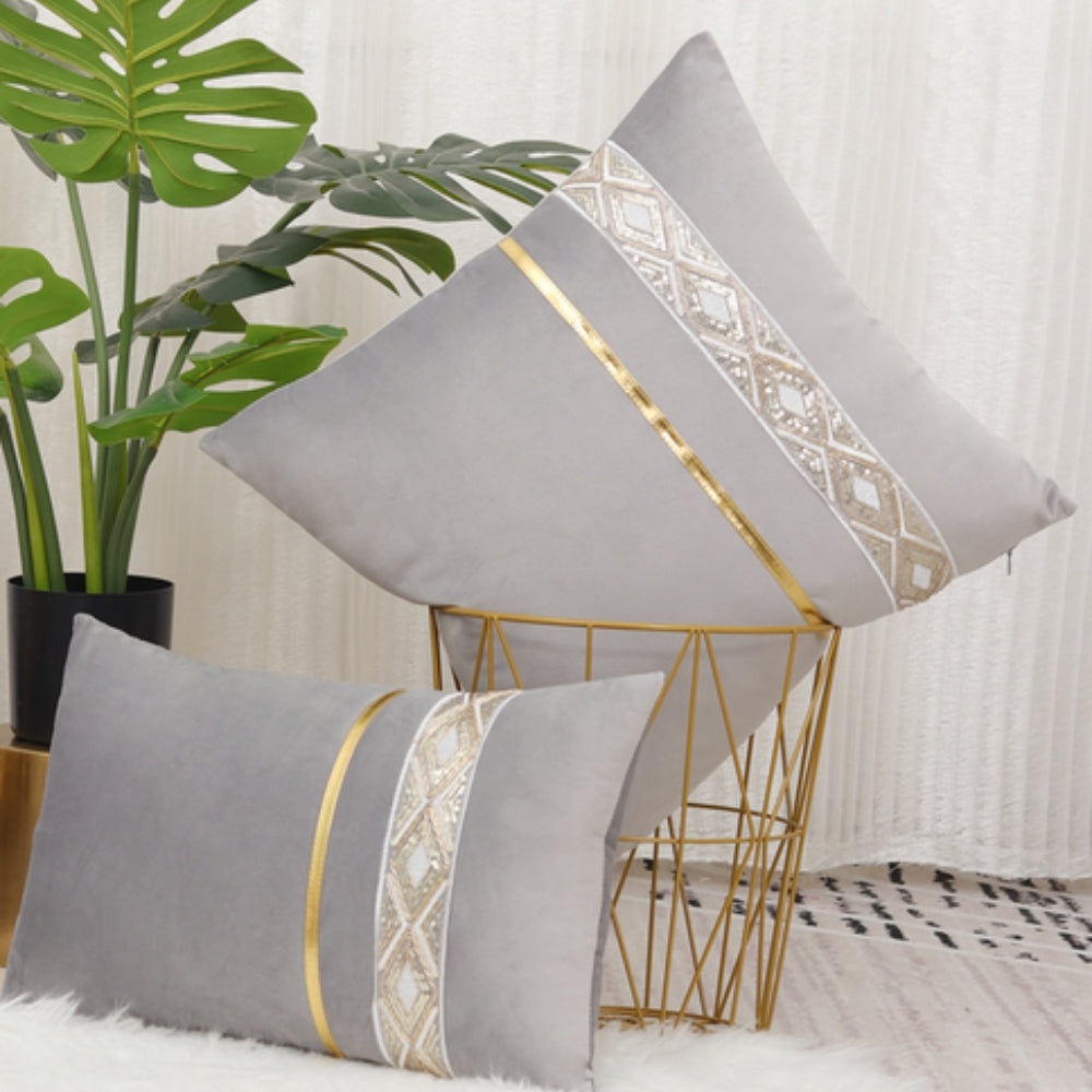 Kissenhülle mit Pailletten und goldenen Bändern