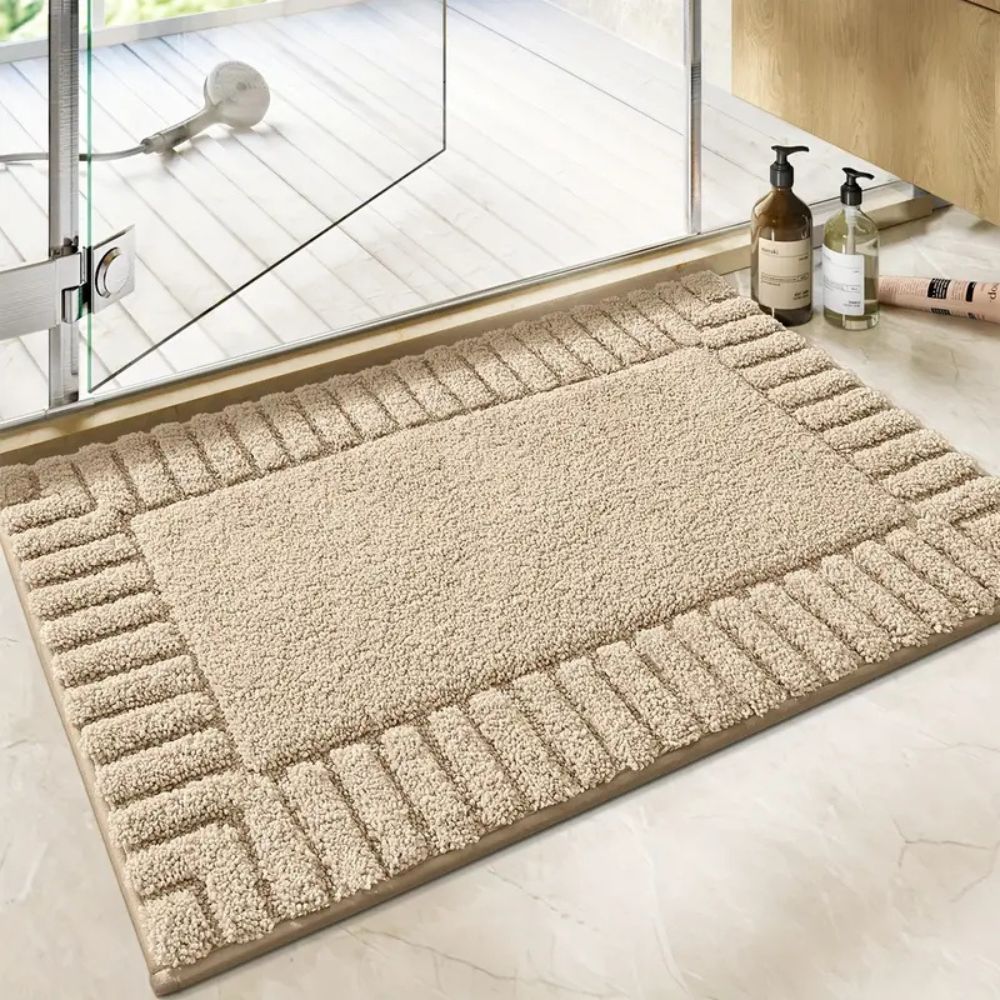 Minimalistische Badematte mit feinen Streifen