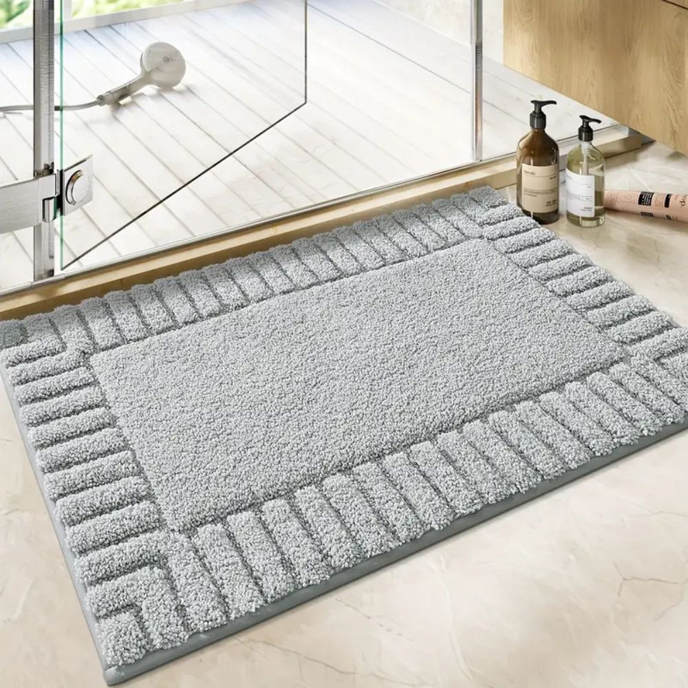 Minimalistische Badematte mit feinen Streifen