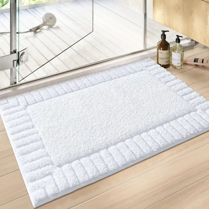 Minimalistische Badematte mit feinen Streifen