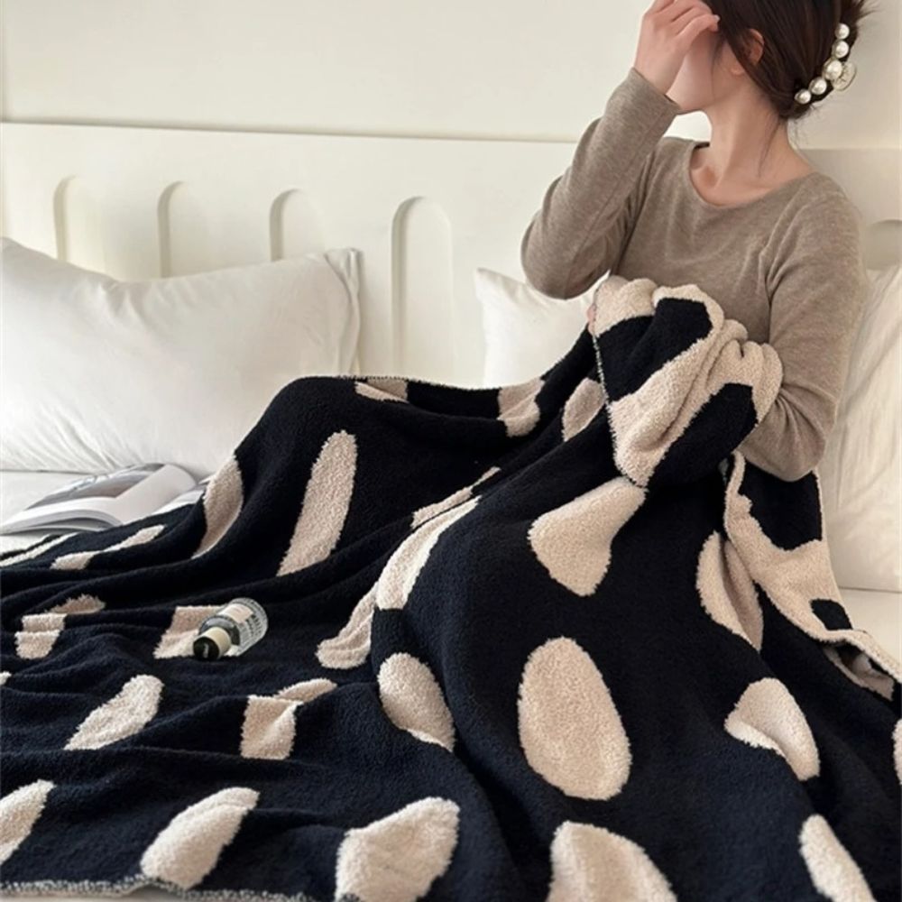Kuscheldecke mit schwarz-weißem Punktmuster 130 x 170 cm