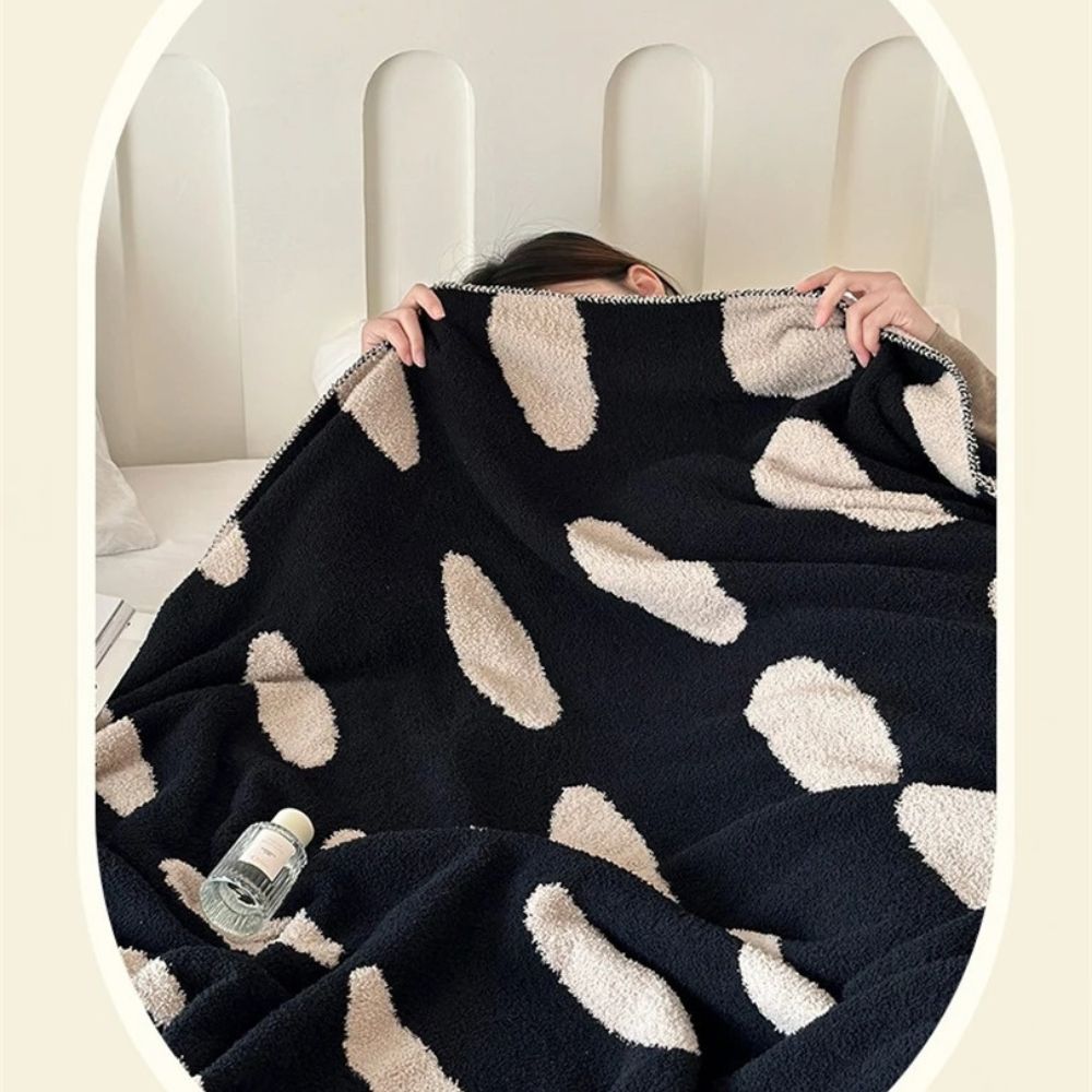 Kuscheldecke mit schwarz-weißem Punktmuster 130 x 170 cm