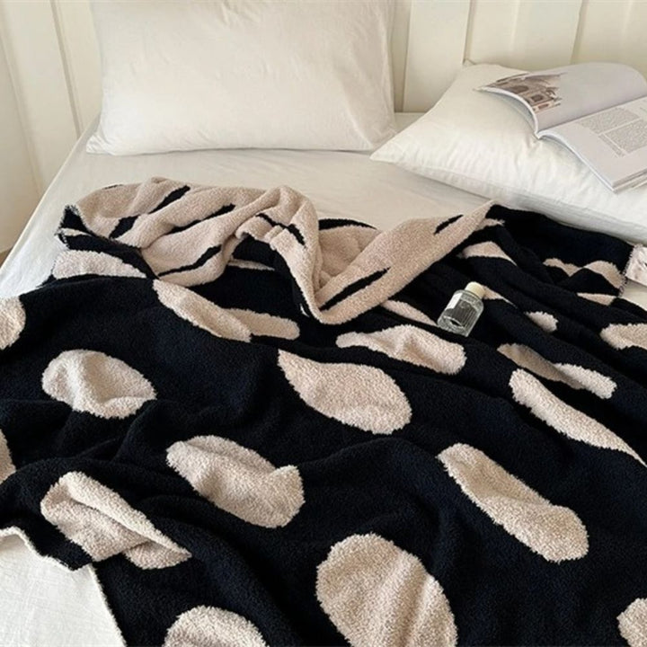 Kuscheldecke mit schwarz-weißem Punktmuster 130 x 170 cm