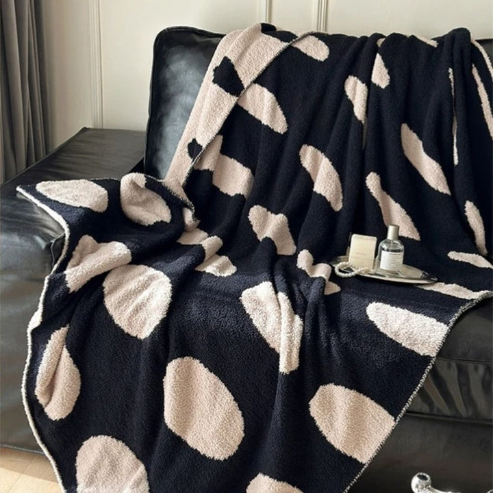 Kuscheldecke mit schwarz-weißem Punktmuster 130 x 170 cm