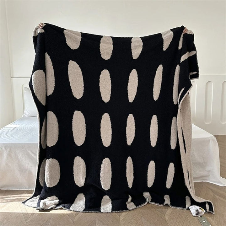 Kuscheldecke mit schwarz-weißem Punktmuster 130 x 170 cm