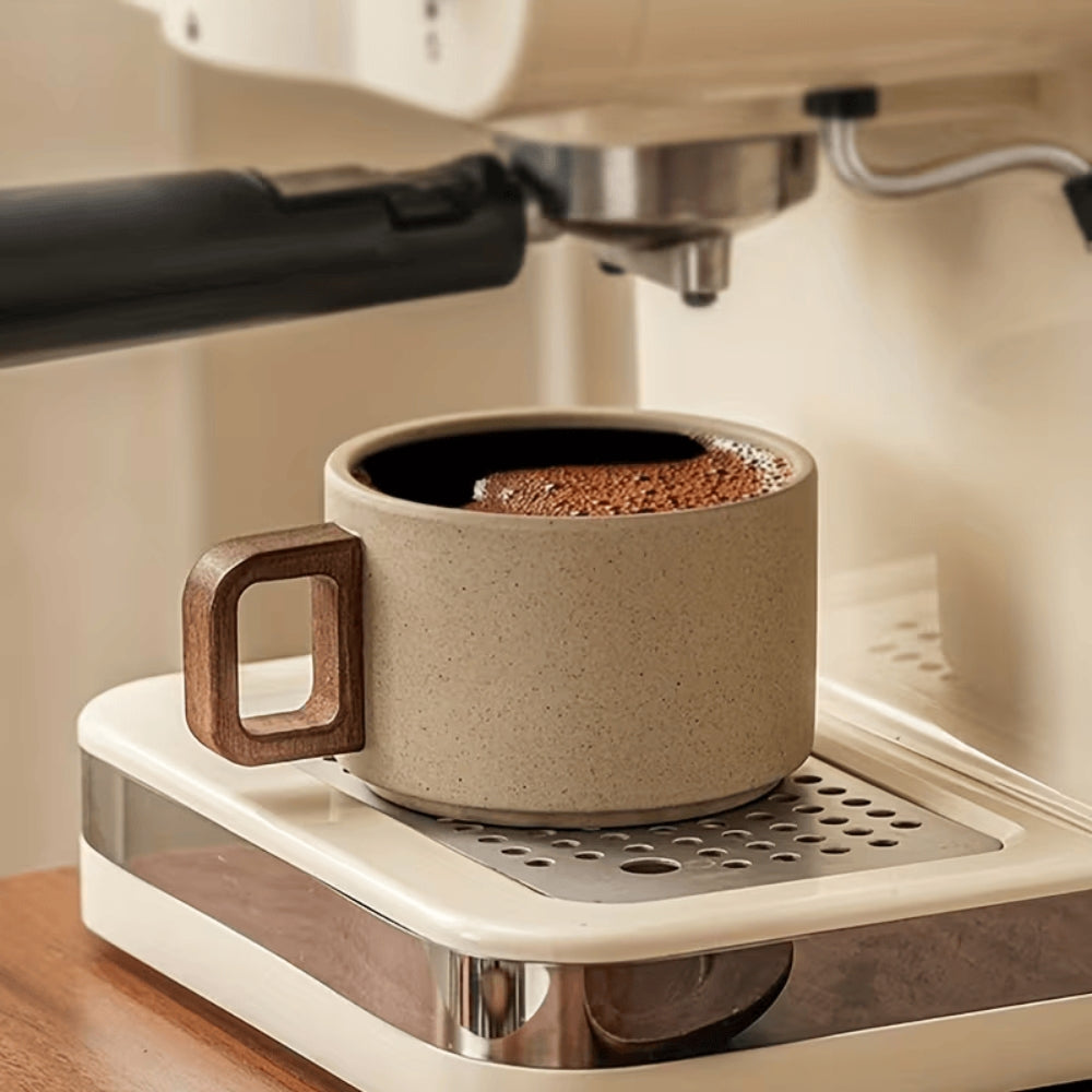Keramikbecher mit Holzgriff