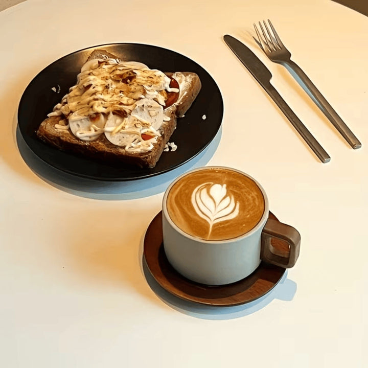 Keramikbecher mit Holzgriff
