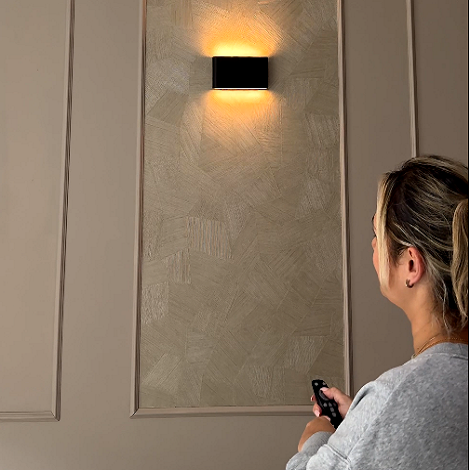 Kabellose LED Wandleuchte Innen – Dimmbar – Mit Fernbedienung – USB Aufladbar – 2700K Warmweiß – Schwarz Aluminium