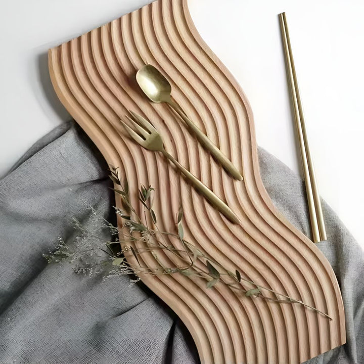 Serviertablett aus Holz mit Rillenmuster