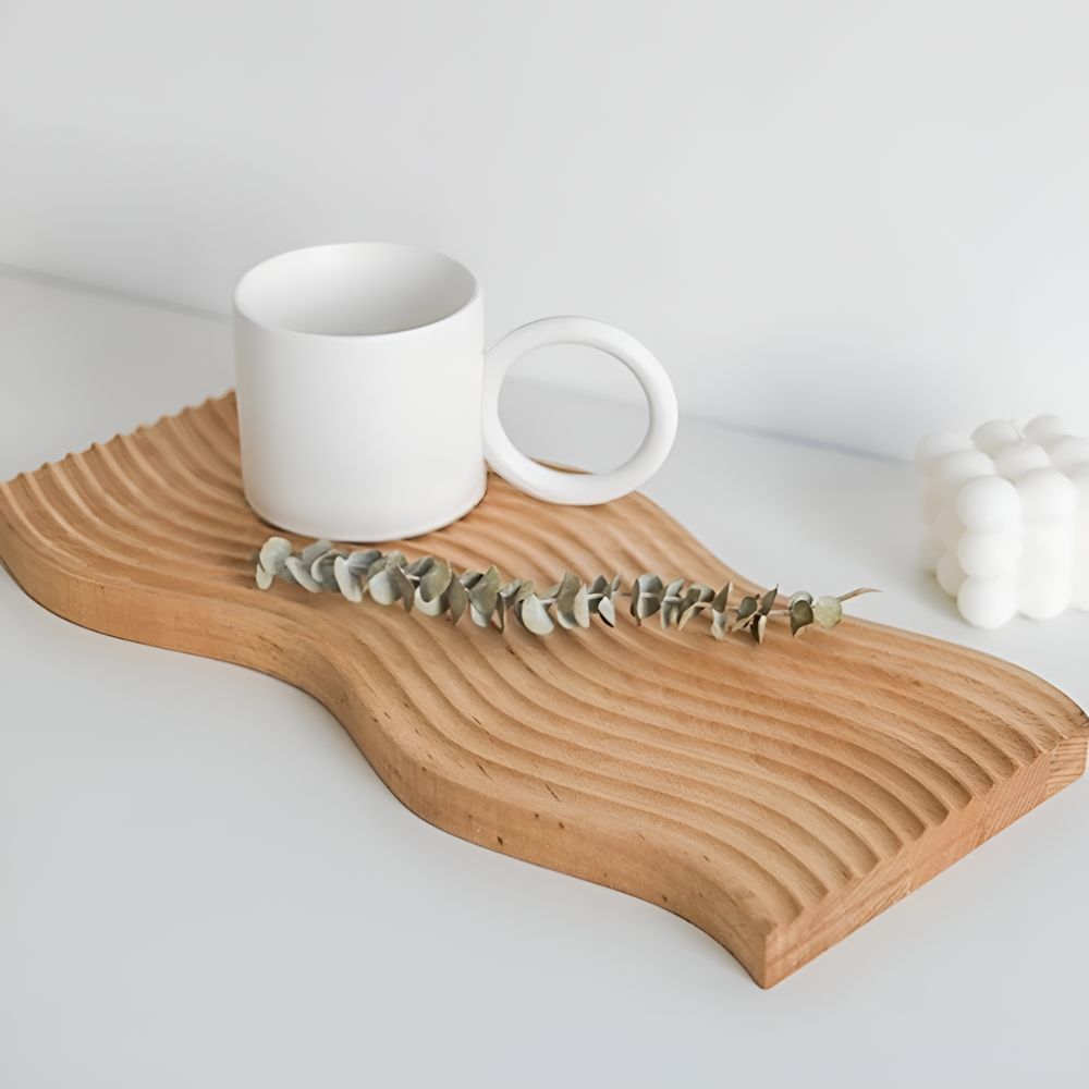 Serviertablett aus Holz mit Rillenmuster
