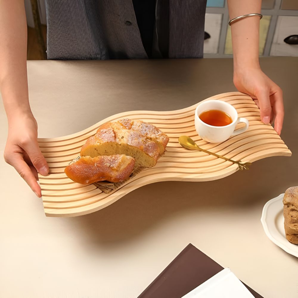 Serviertablett aus Holz mit Rillenmuster