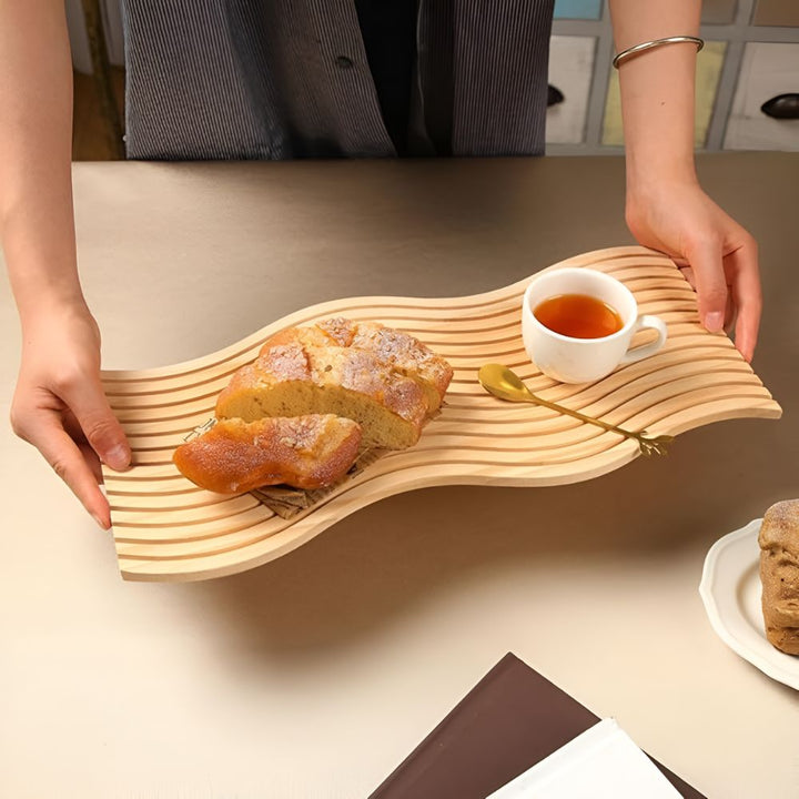 Serviertablett aus Holz mit Rillenmuster