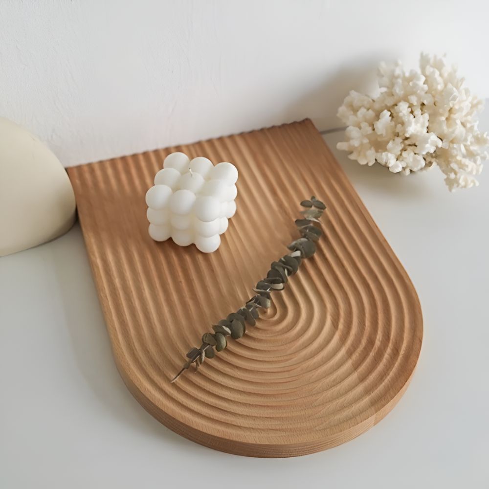 Serviertablett aus Holz mit Rillenmuster
