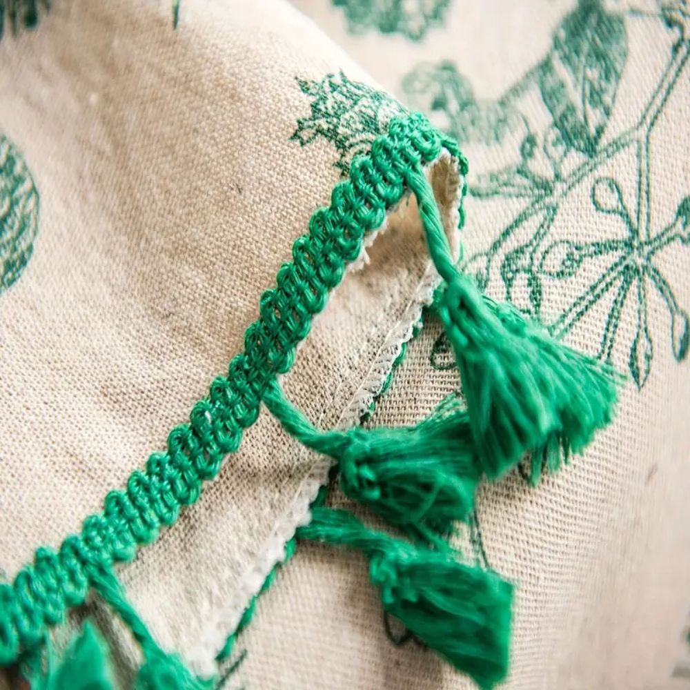 Runde Tischdecke mit Tannenzapfenmuster