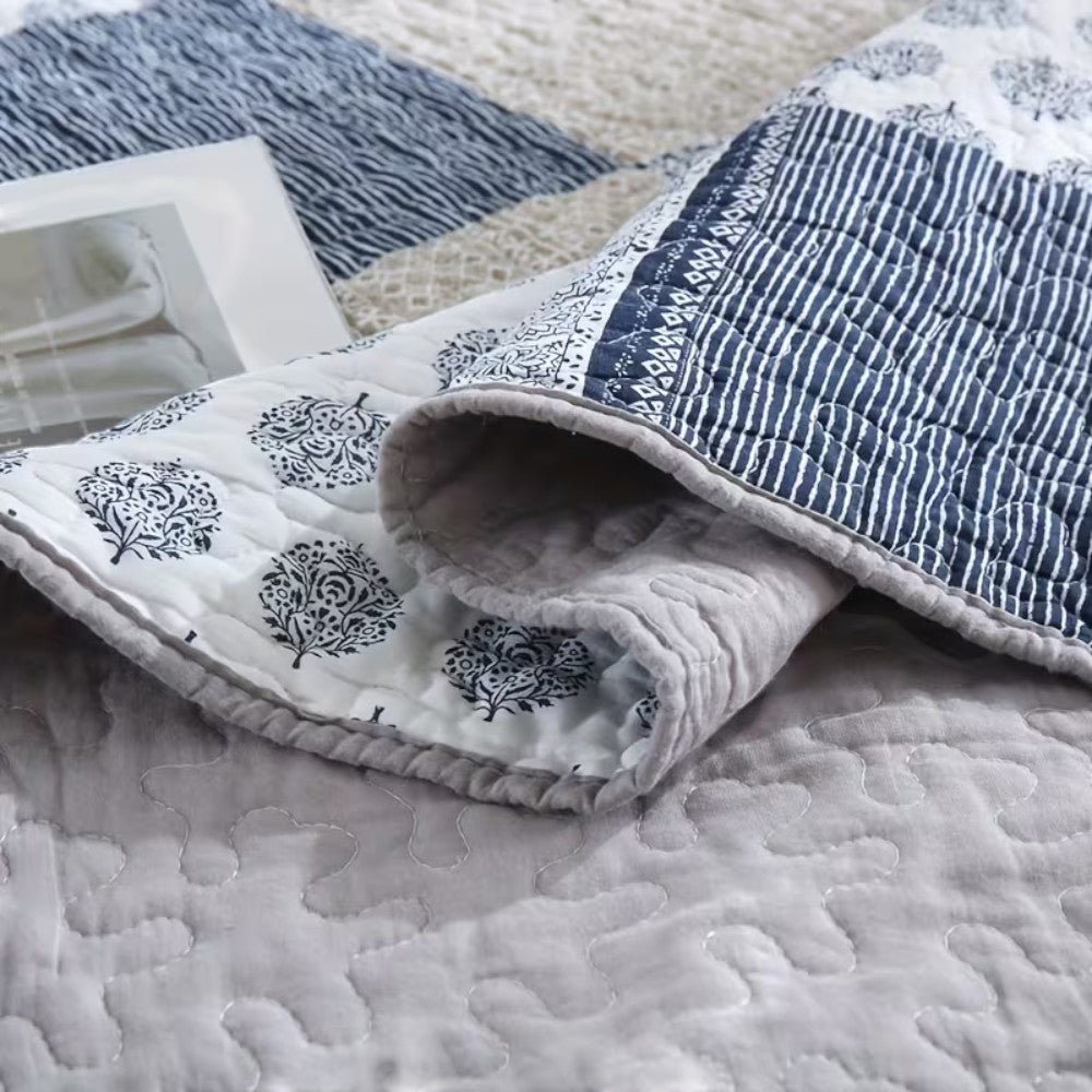 Patchwork-Tagesdecke in Blau und Weiß, 3-teilig
