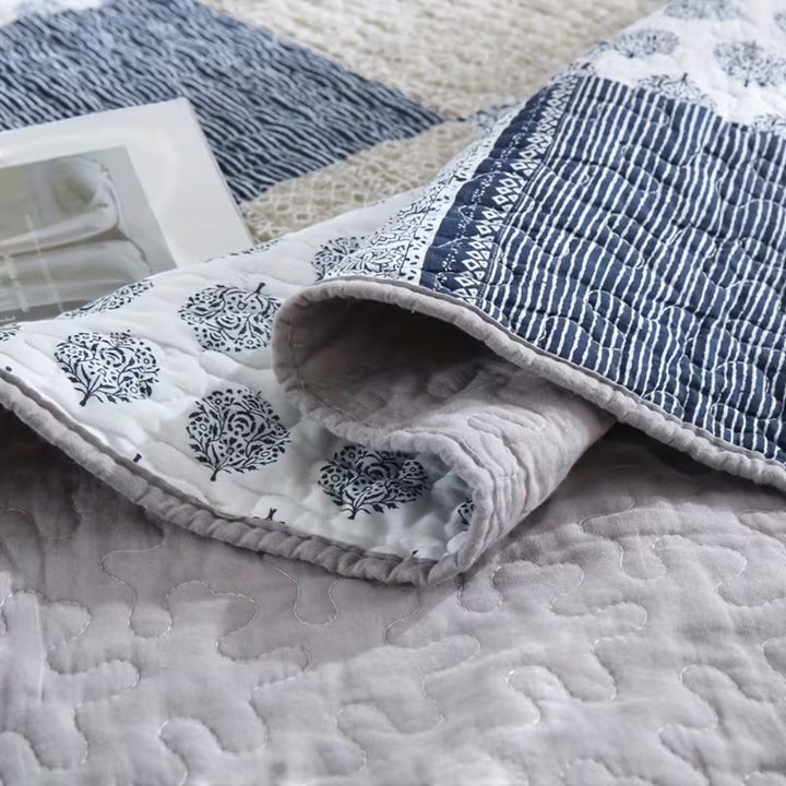 Patchwork-Tagesdecke in Blau und Weiß, 3-teilig