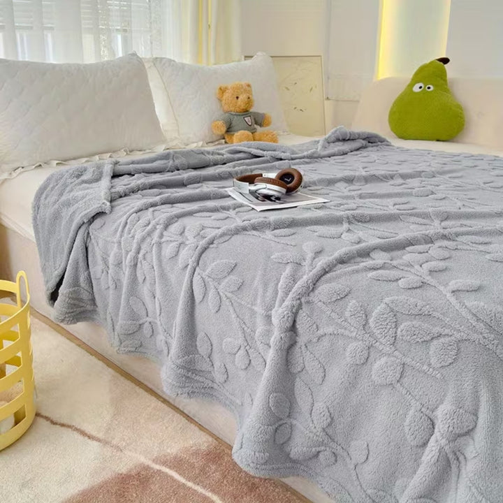 Fleece-Decke mit geprägtem Blattmuster
