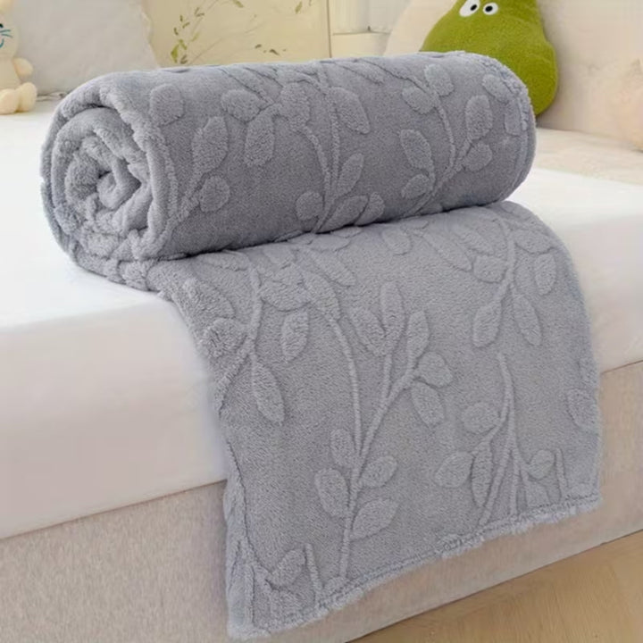 Fleece-Decke mit geprägtem Blattmuster