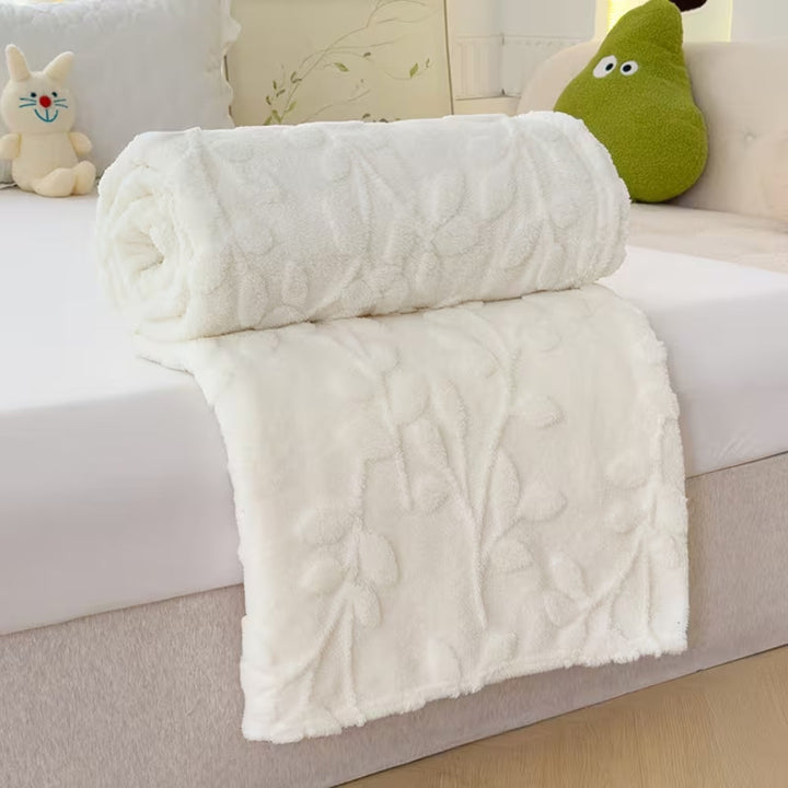 Fleece-Decke mit geprägtem Blattmuster