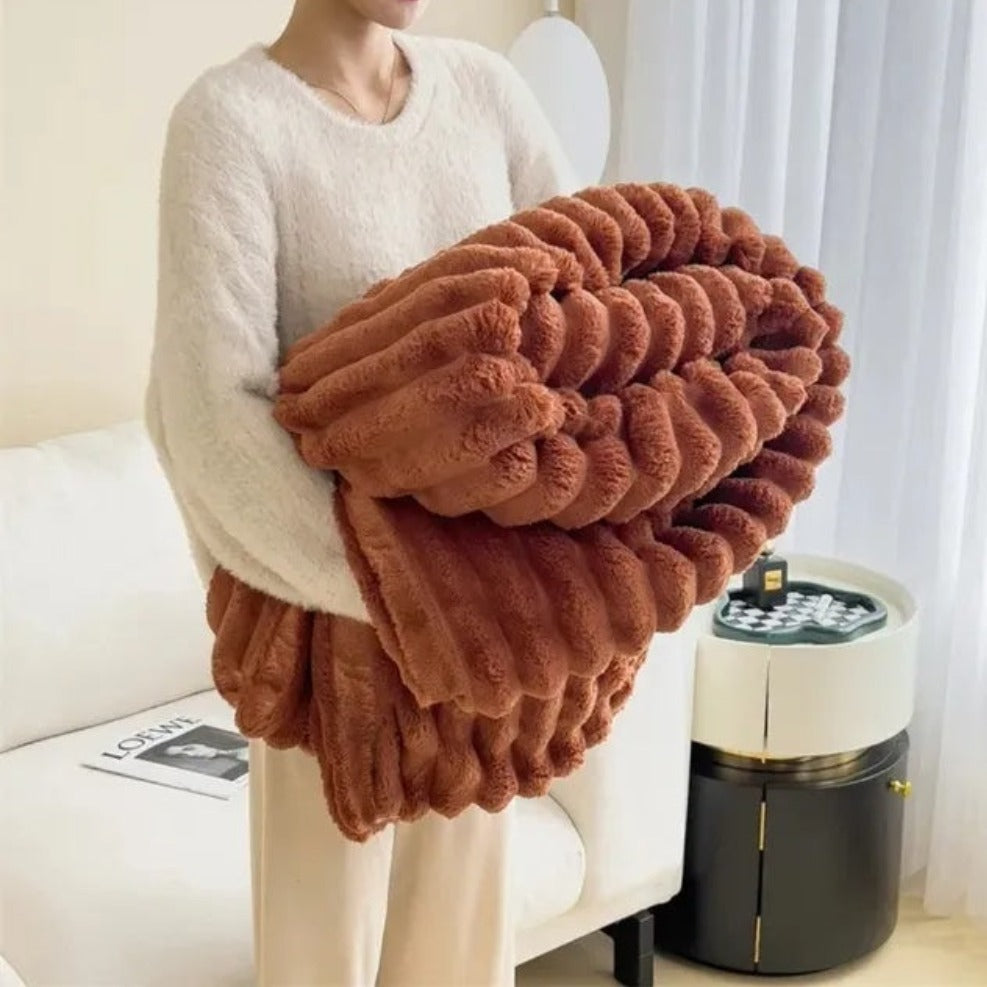 Kuscheldecke aus Kunstfell mit markanter Streifenstruktur