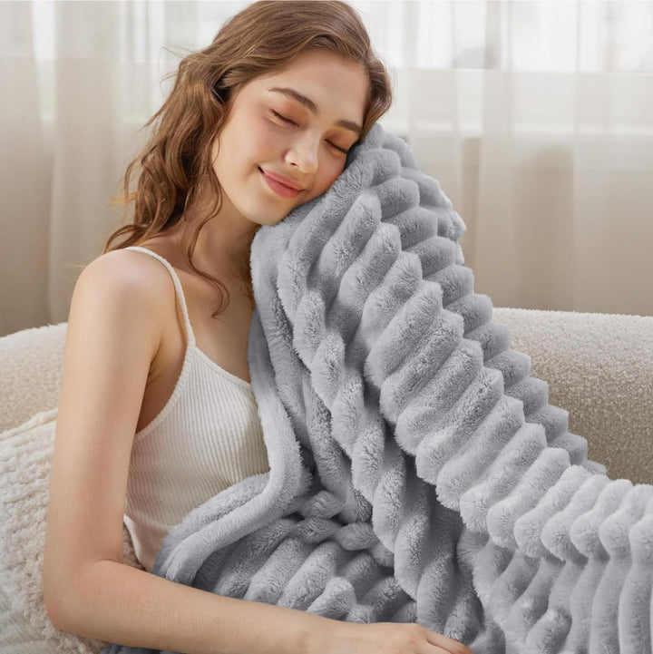 Kuscheldecke aus Kunstfell mit markanter Streifenstruktur