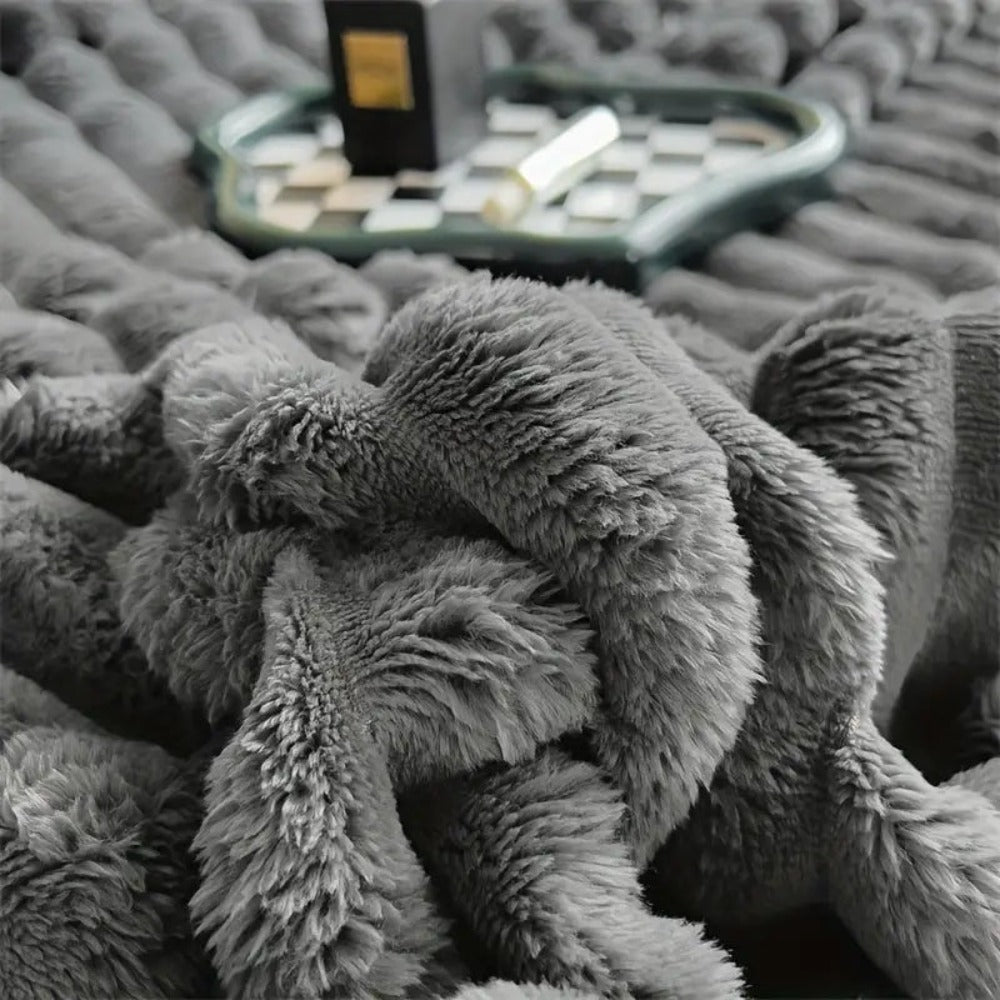 Kuscheldecke aus Kunstfell mit markanter Streifenstruktur