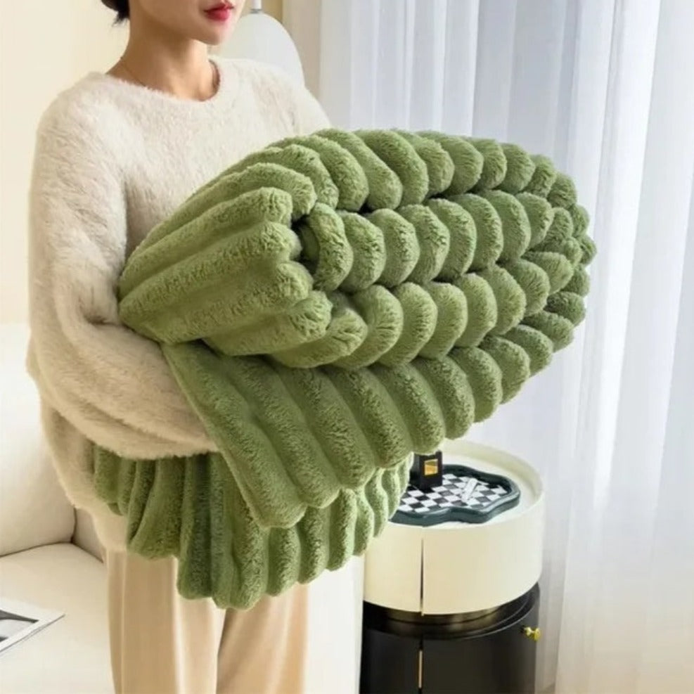 Kuscheldecke aus Kunstfell mit markanter Streifenstruktur
