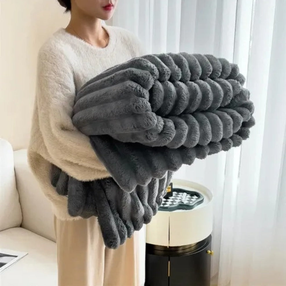 Kuscheldecke aus Kunstfell mit markanter Streifenstruktur