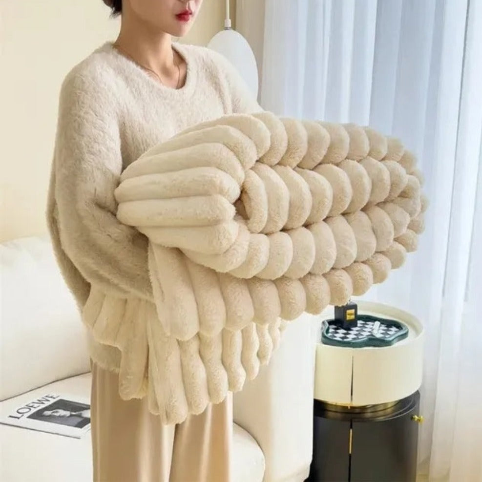 Kuscheldecke aus Kunstfell mit markanter Streifenstruktur