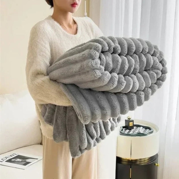 Kuscheldecke aus Kunstfell mit markanter Streifenstruktur