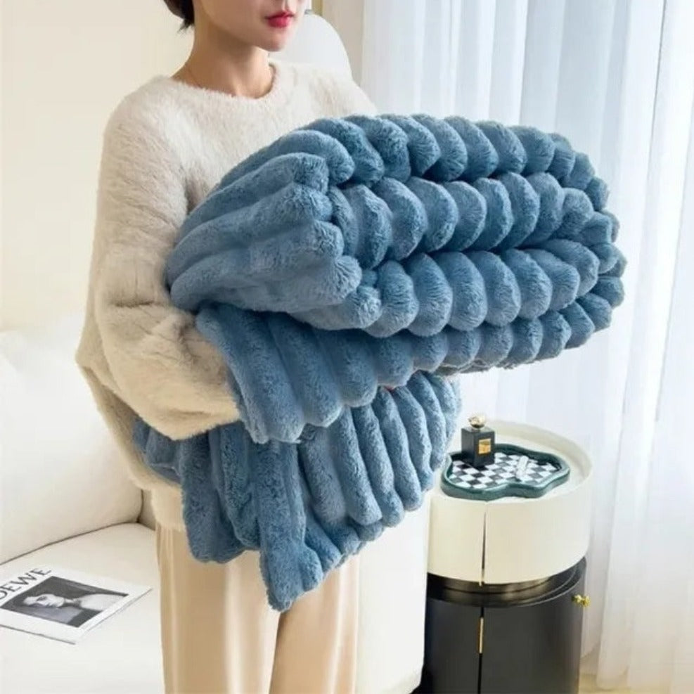 Kuscheldecke aus Kunstfell mit markanter Streifenstruktur