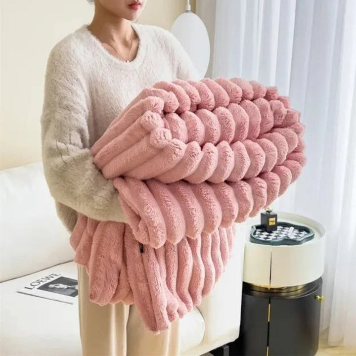 Kuscheldecke aus Kunstfell mit markanter Streifenstruktur